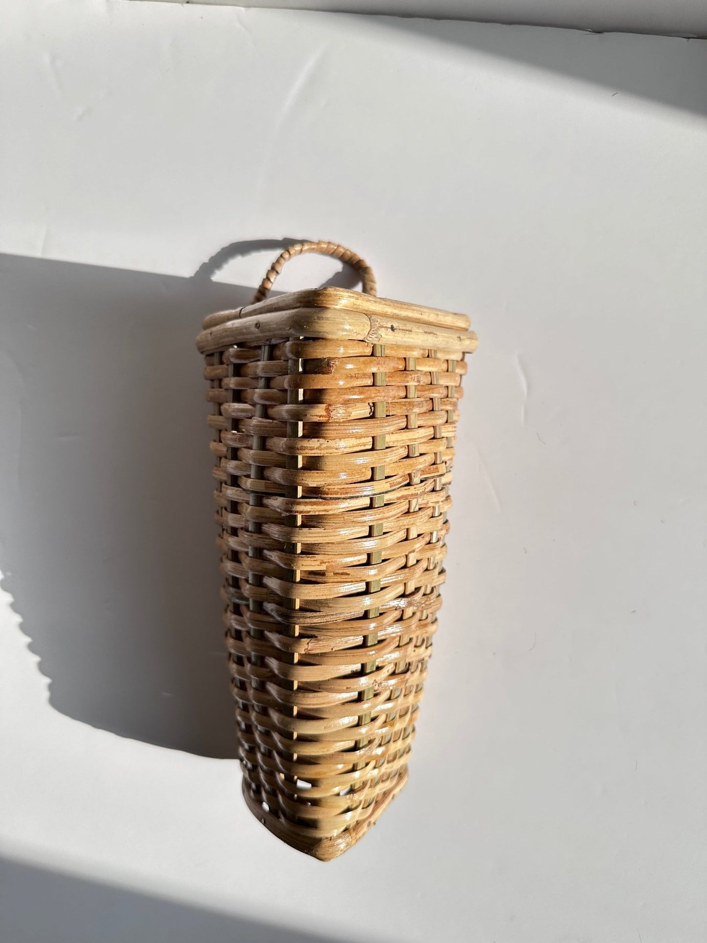 Handcrafted Wicker Baskets: Planters, Flower Arrangements & Home Organisers