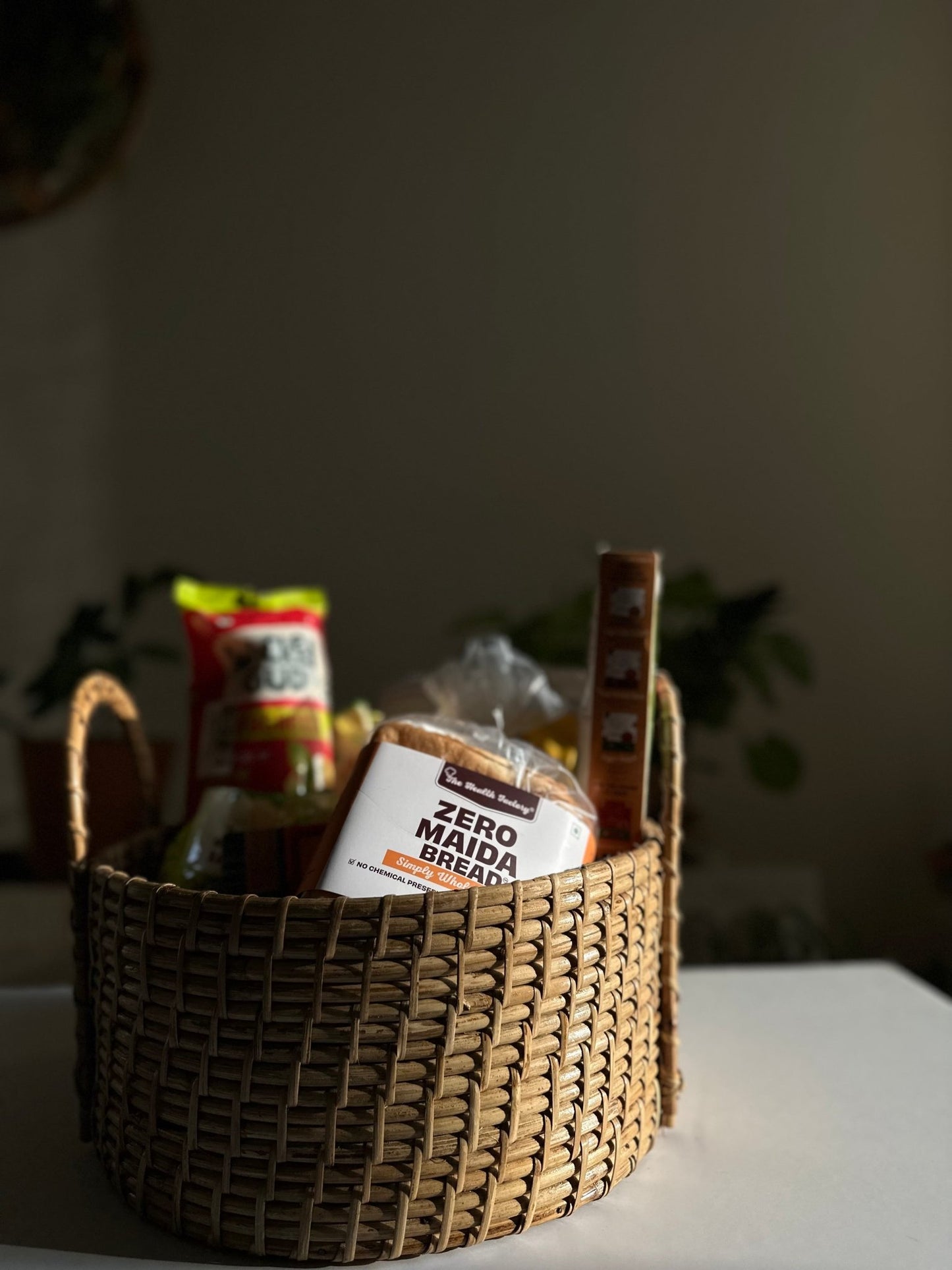 Rattan storage basket with lid - Organise in Elegance