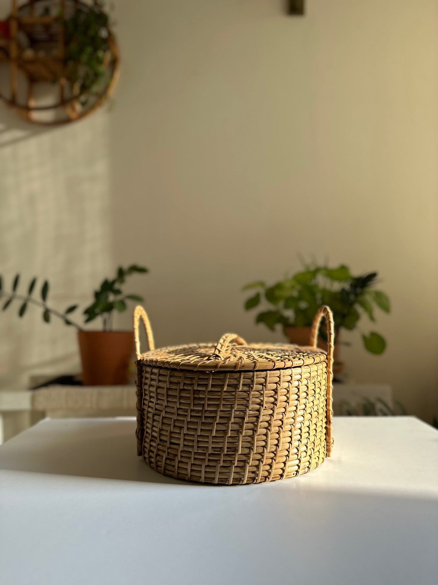 Rattan storage basket with lid - Organise in Elegance