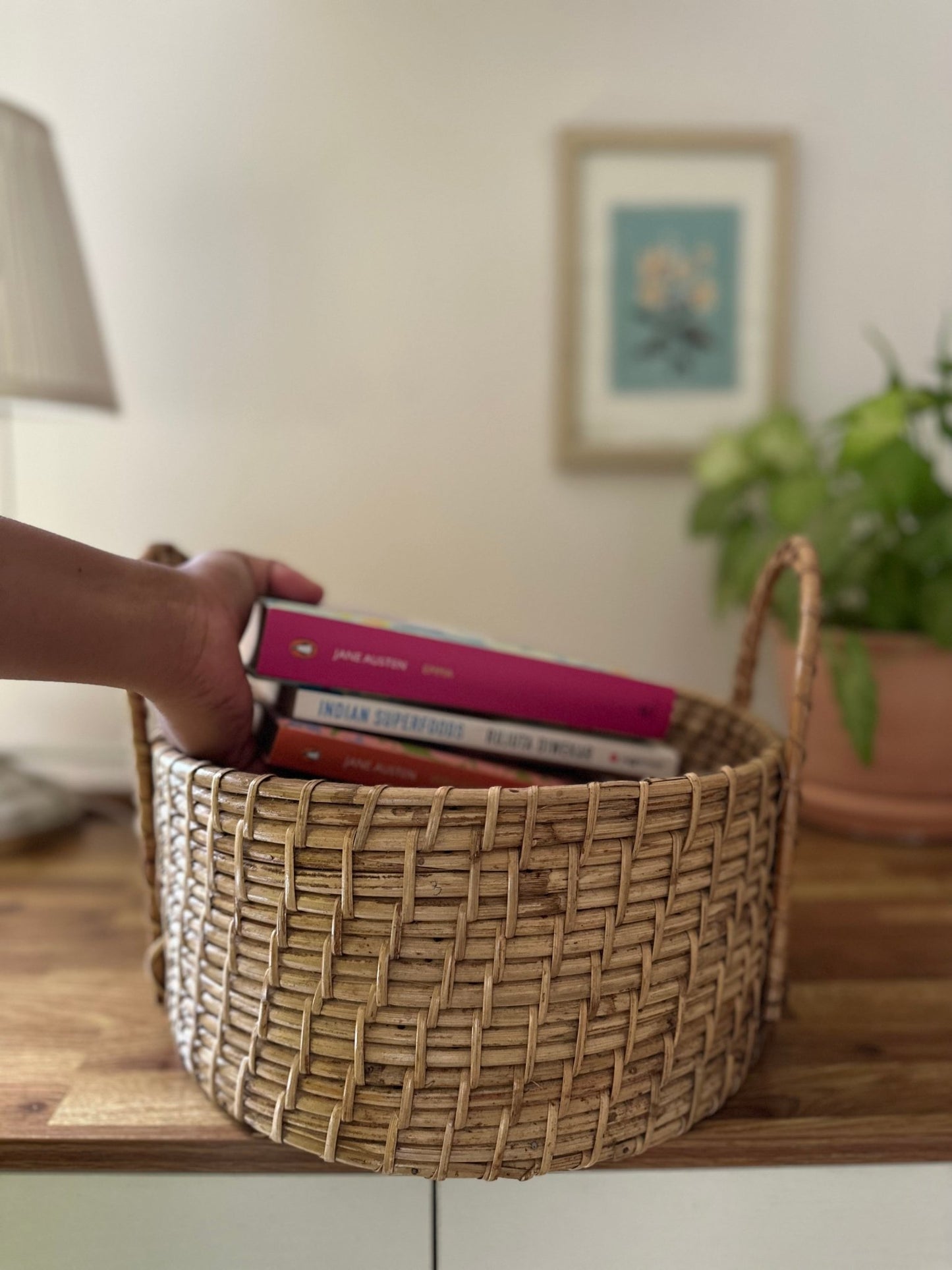 Rattan storage basket with lid - Organise in Elegance