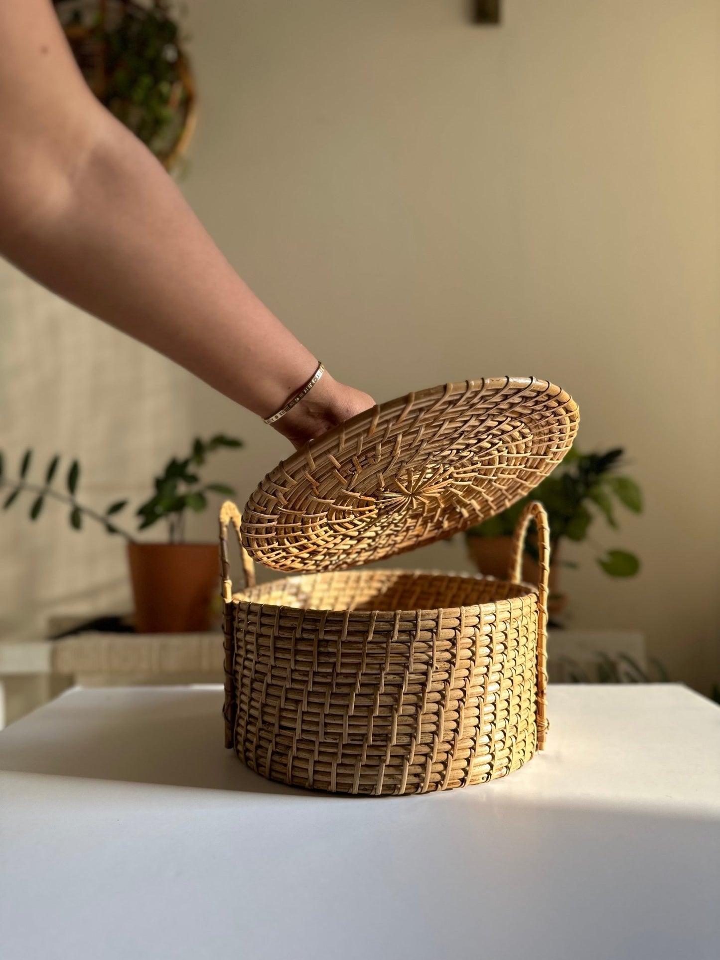 Rattan storage basket with lid - Organise in Elegance