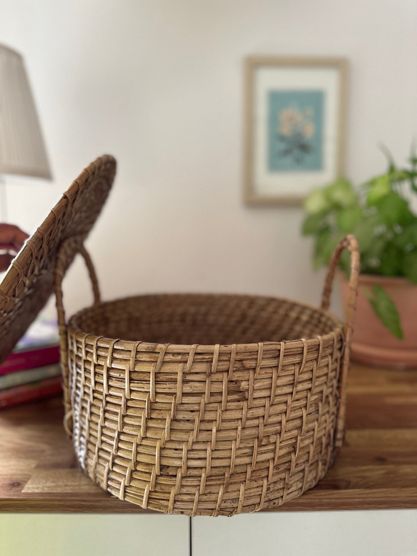 Rattan storage basket with lid - Organise in Elegance
